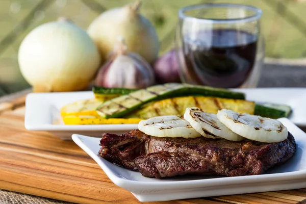 Steak und Zwiebeln — Stockfoto