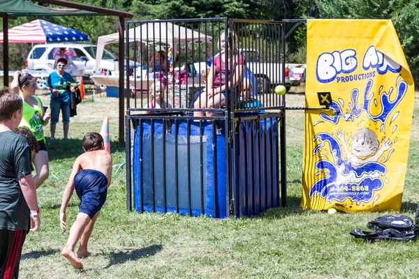 Niños en el tanque de dunk — Foto de Stock