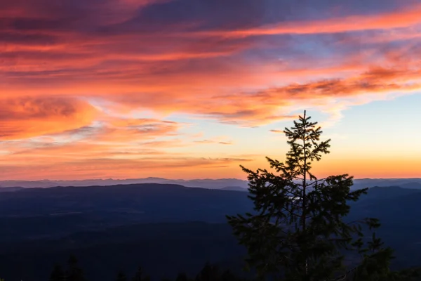 Zonsondergang over de bergen — Stockfoto