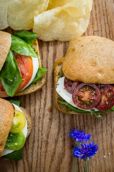 Sándwich de tomate mozzarella fresco con albahaca — Foto de Stock