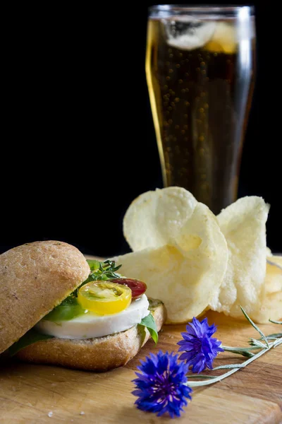 Friss mozzarella paradicsommal szendvics bazsalikom — Stock Fotó
