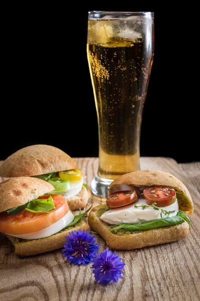Friss mozzarella paradicsommal szendvicsek, bazsalikom — Stock Fotó