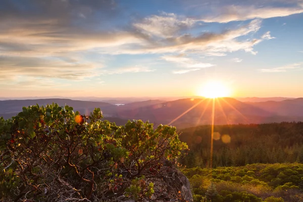 Sunsetting, a hegyek felett — Stock Fotó