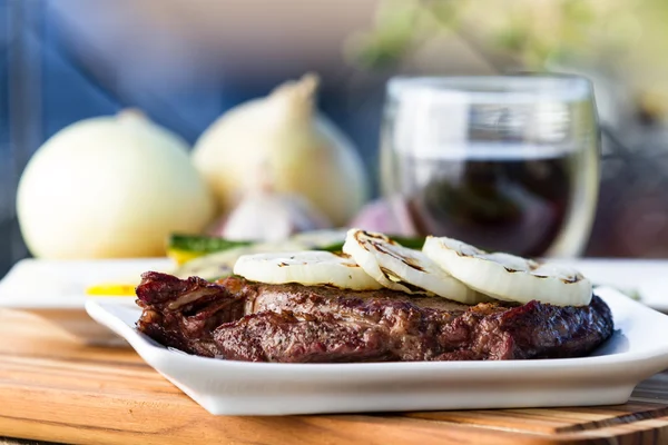 Steak und Zwiebeln — Stockfoto