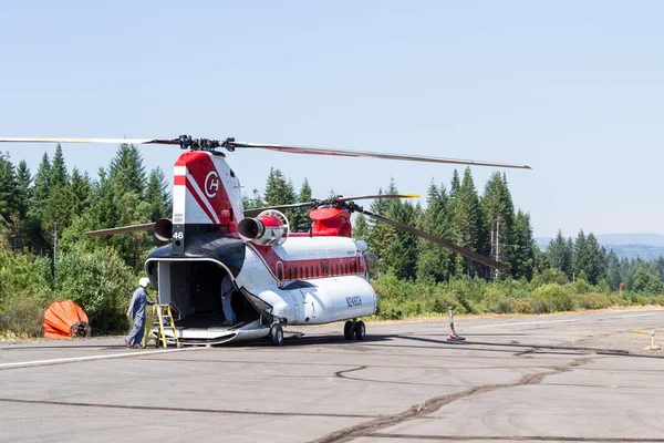 Chinook helicopter and fire crew — Stock Photo, Image