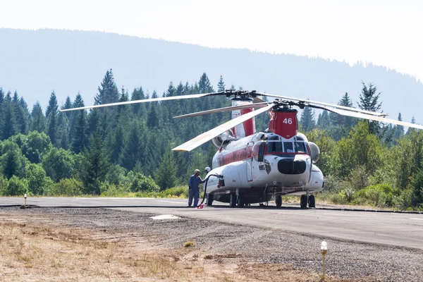 Chinook helicopter and fire crew — Stock Photo, Image