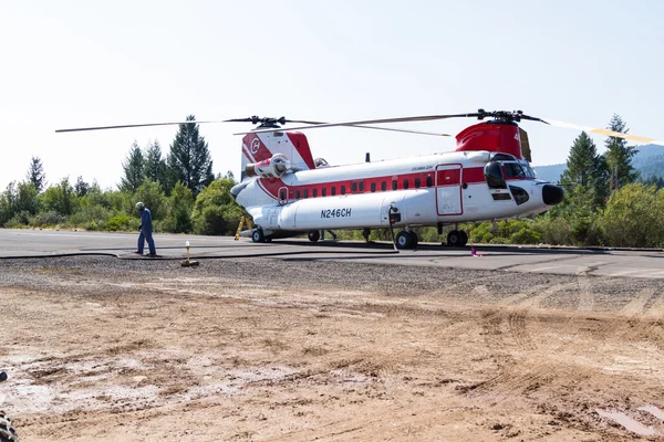 Chinook вертолет и пожарная команда — стоковое фото