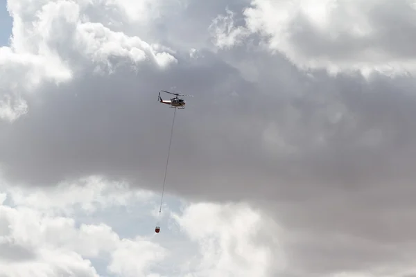 Gaśnicze helikopter z wiadra wody — Zdjęcie stockowe