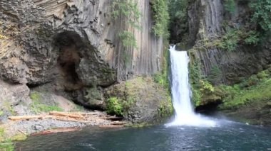 Mill Creek büyük kayalar ve kayalar çalışan Oregon