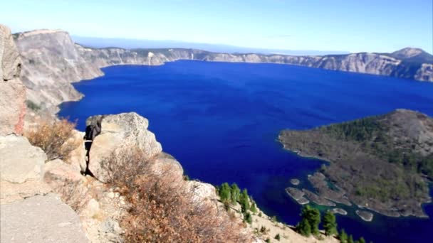 Cratère lac Oregon, panoramique de gauche à droite de la tour de surveillance — Video