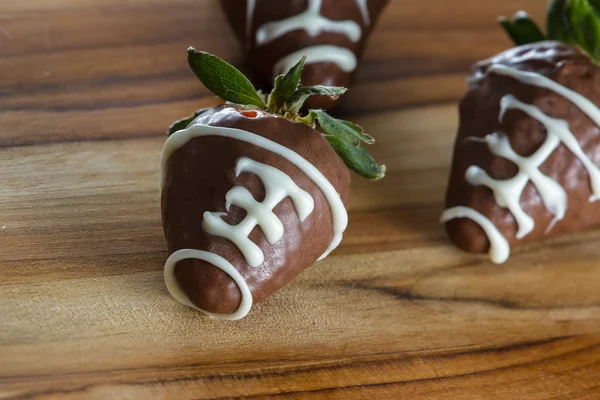 Abendessen Schüssel Schokolade bedeckte Erdbeeren — Stockfoto