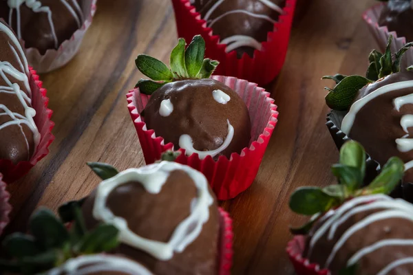 Chocolade overdekte aardbei met een glimlach — Stockfoto