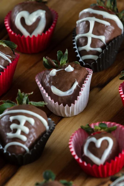 미소와 함께 초콜릿 덮여 딸기 — 스톡 사진