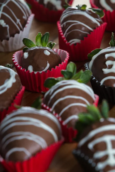 Chocolade overdekte aardbei met een glimlach — Stockfoto