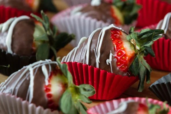 Met chocolade bedekte aardbeien — Stockfoto