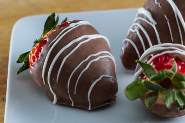 çikolata kaplı çilekler 