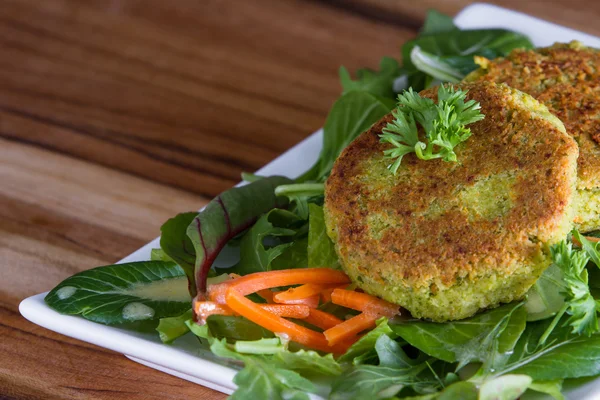 Bir yeşil salata servis falafels 