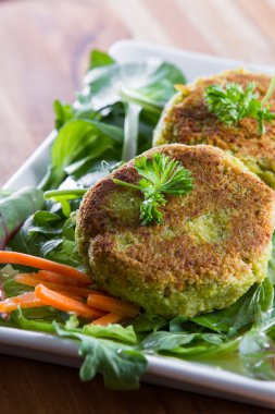 Bir yeşil salata servis falafels 