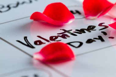 Sevgililer günü bir takvimde işaretlenmiş 