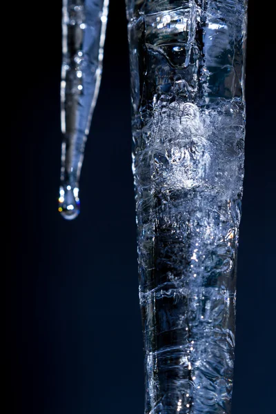 Istappar från låga vintertemperaturer — Stockfoto