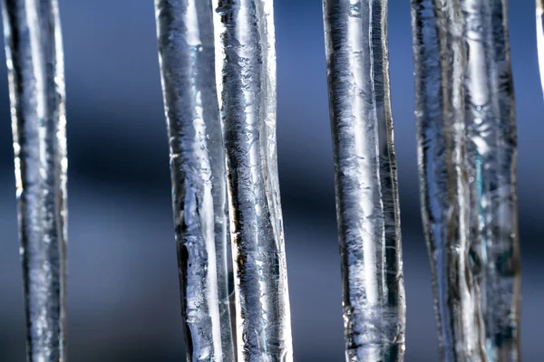 Jégcsapok, az alacsony téli hőmérséklet — Stock Fotó