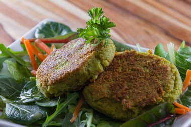 Bir yeşil salata servis falafels 