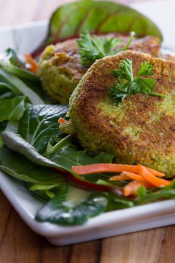 Bir yeşil salata servis falafels 