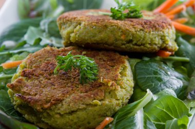 Bir yeşil salata servis falafels 