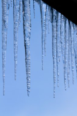 Çatıdan sarkan buz saçakları 