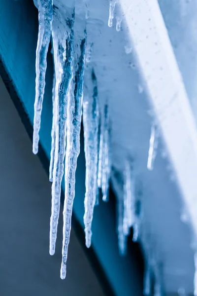 Çatıdan sarkan buz saçakları — Stok fotoğraf