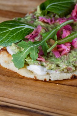 Avokado ve fermente sebze yaymak 