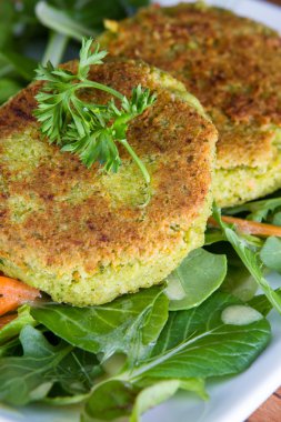 Bir yeşil salata servis falafels 