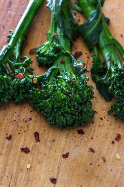 Broccolini frais cuits à la vapeur — Photo