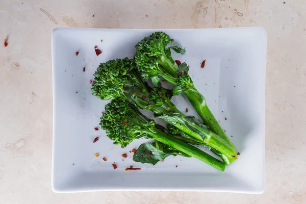 Broccolini frais cuits à la vapeur — Photo