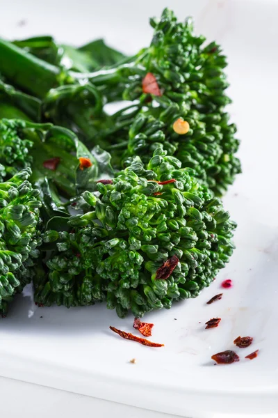 Broccolini frais cuits à la vapeur — Photo