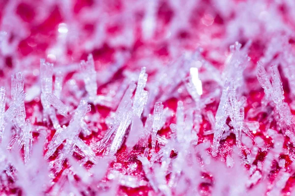 Naturally forming ice crystals in cold temperatures — Stock Photo, Image