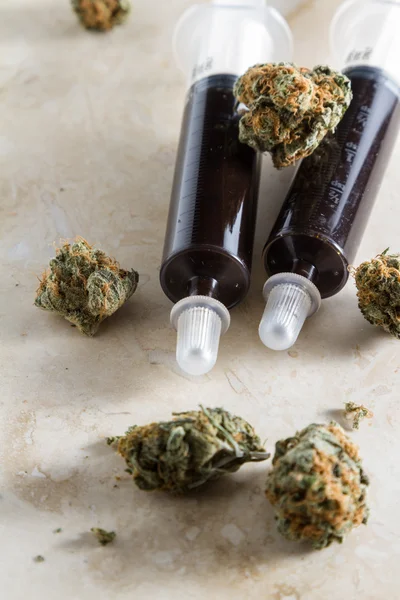 Essential oil made from medicinal cannabis — Stock Photo, Image