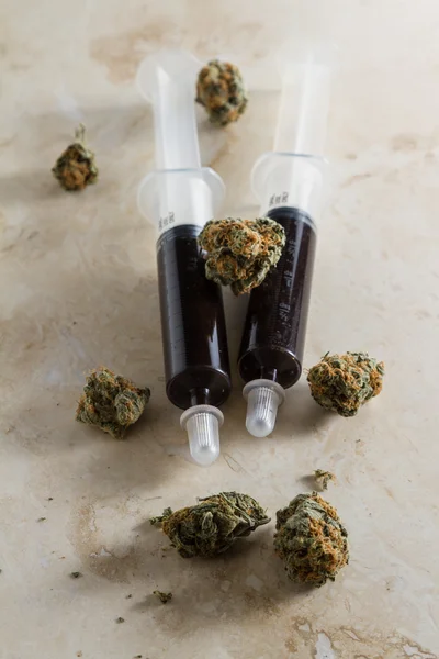 Etherische olie gemaakt van medicinale cannabis — Stockfoto