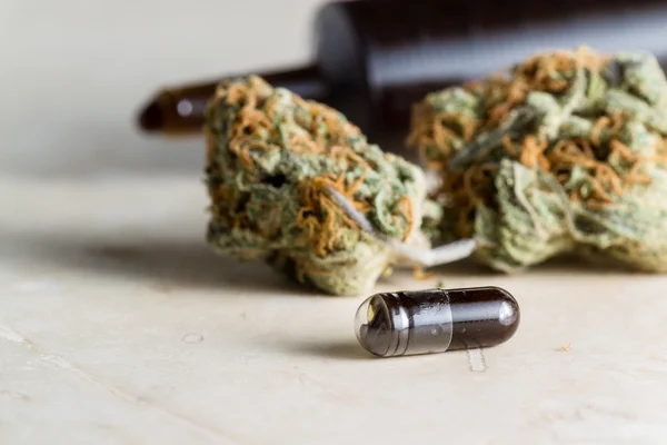 Huile essentielle de cannabis médicinal — Photo