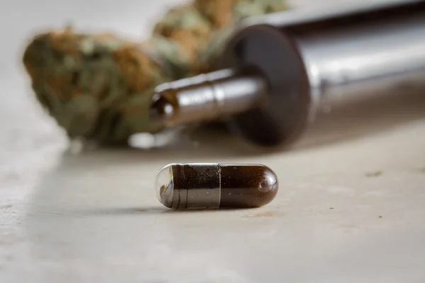 Ätherisches Öl aus medizinischem Cannabis — Stockfoto