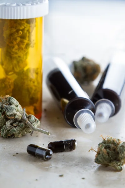 Etherische olie gemaakt van medicinale cannabis — Stockfoto