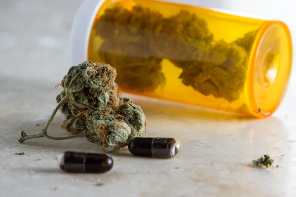 Ätherisches Öl aus medizinischem Cannabis — Stockfoto