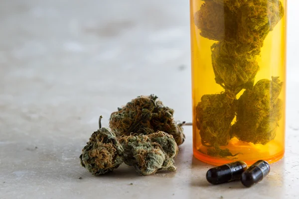 Etherische olie gemaakt van medicinale cannabis — Stockfoto