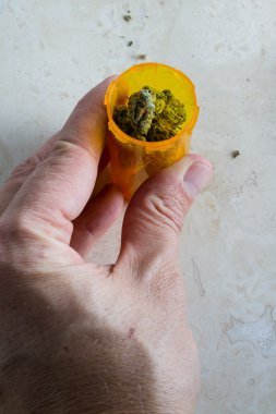 Bir reçete şişe tıbbi esrar