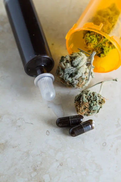 Etherische olie gemaakt van medicinale cannabis — Stockfoto