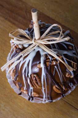 fındık ile karamelli elma