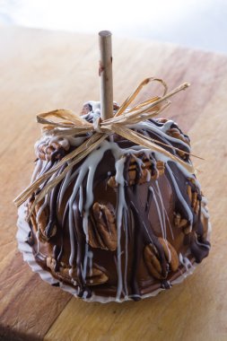 fındık ile karamelli elma