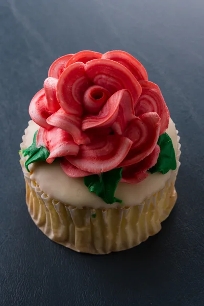 Cupcake topped with a rose — Stock Photo, Image