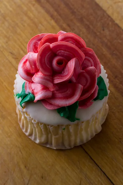 Cupcake topped with a rose — Stock Photo, Image