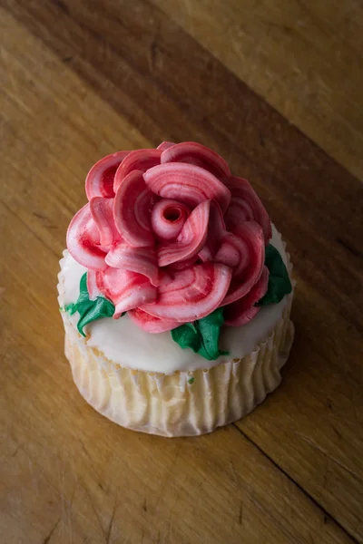 Cupcake ολοκληρώνεται με ένα τριαντάφυλλο — Φωτογραφία Αρχείου